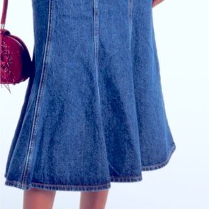 Everlane Denim Skirt. Mermaid flare, mid-calf length, figure flattering!